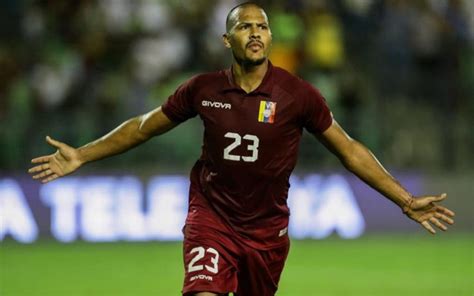 AUSENCIA EN LA VINOTINTO Salomón Rondón autodesconvocado en Venezuela