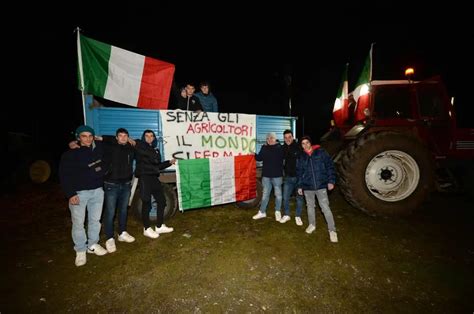 Secondo Giorno Di Protesta Per Gli Agricoltori Oggi Corteo Sotto La