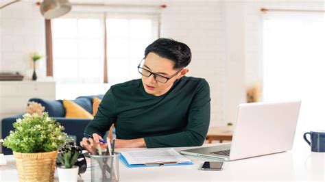 daily worker  perbedaannya  freelancer narasi tv