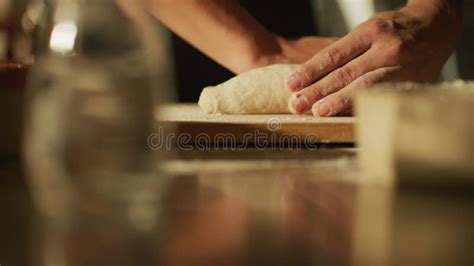 Toma De Un Panadero Profesional De La Mano Amasando La Masa De Levadura