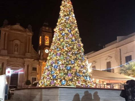 Terrasini Si Accende L Albero Social Ennesimo Capolavoro Su Un Tema D