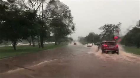 Vídeo Chuva alaga via L4 Norte no DF Distrito Federal G1