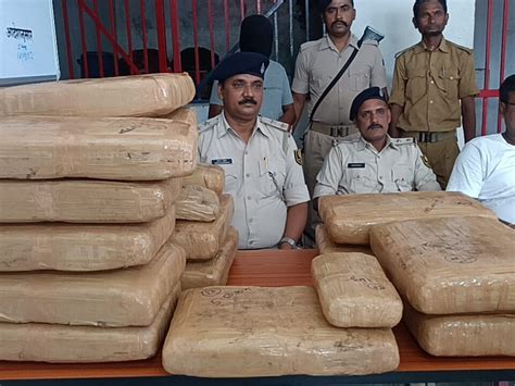 वाहन जांच के दौरान पिकअप से 88 Kg गांजा बरामद एक तस्कर फरार Smuggler Arrested With Ganja