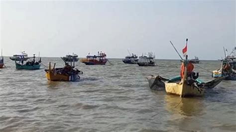 Gelombang Tinggi Ratusan Nelayan Di Rembang Tak Berani Melaut