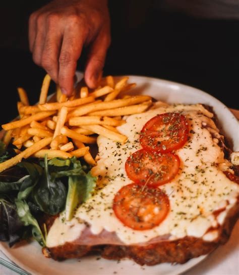 Milanesa de ternera a la napolitana típica de Argentina y Uruguay