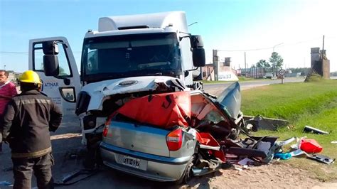 Terrible Tragedia Un Cami N Se Cruz De Carril Choc De Frente Contra