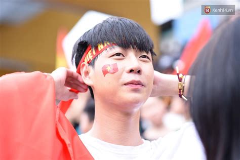 Lê Đức Hot boy trường Y gây chú ý khi xuất hiện trên khán đài cổ vũ Olympic Việt Nam cùng