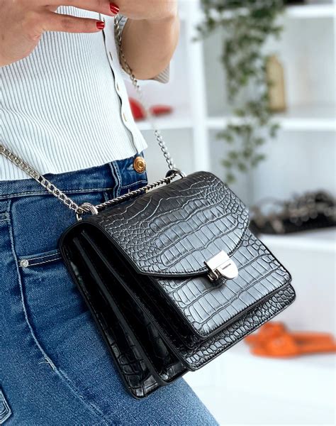 Sac noir effet croco à bandoulière en chaine argentée