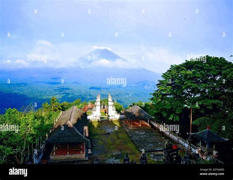 Il tempio di Lempuyang è il tempio più alto di Bali Qui vedrete la