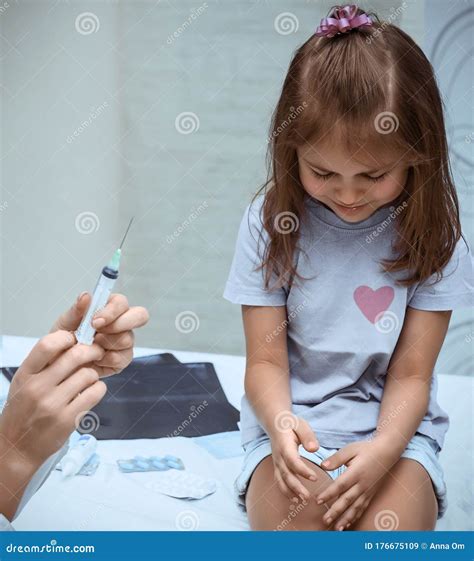 Little Girl during Vaccination Stock Image - Image of female, clinic ...