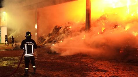 Incendio Nel Comasco Fienile Distrutto Dalle Fiamme Si Indaga Sulle