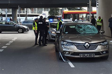 Groźny wypadek na rondzie Tybetu Rowerzysta wjechał pod samochód