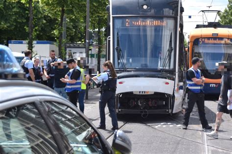 Straßenbahn Crash in Mannheim sorgt für Verkehrs Chaos