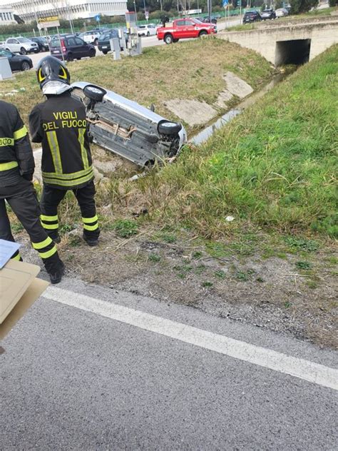 Termoli Auto Finisce Capovolta Fuori Strada Intervengono I Vigili Del