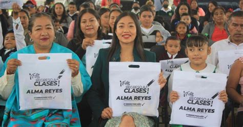 Alcaldesa Alma Reyes entrega útiles escolares en apoyo a la economía