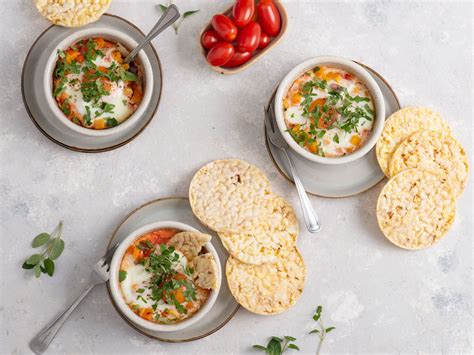 Jajka Zapiekane W Kokilkach Z Dyni I Pomidorami Podane Z Waflami