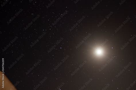 A Lua É Mais Brilhante Do Que As Estrelas - Foto de Céu estrelado com a Lua bem brilhante do Stock | Adobe Stock