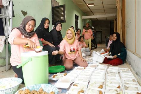 Mak Ganjar Bagikan Ratusan Paket Makanan Untuk Korban Banjir Langkat