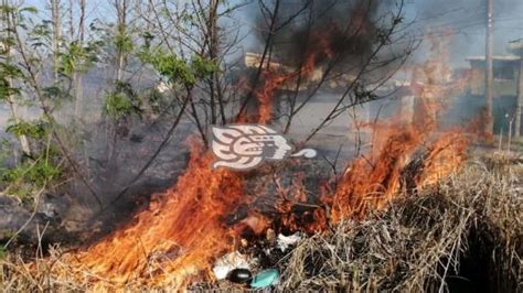 Incendio en terreno baldío alarma en la Petrolera de Coatzacoalcos