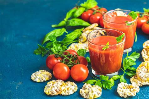 Rotes Cocktail Mit Tomatensaft Zwischen Tomaten Basilikum Petersilie