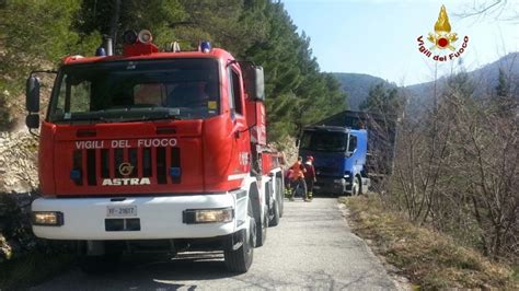 Cede La Strada Camion In Bilico Sul Burrone Soccorso Dai Pompieri