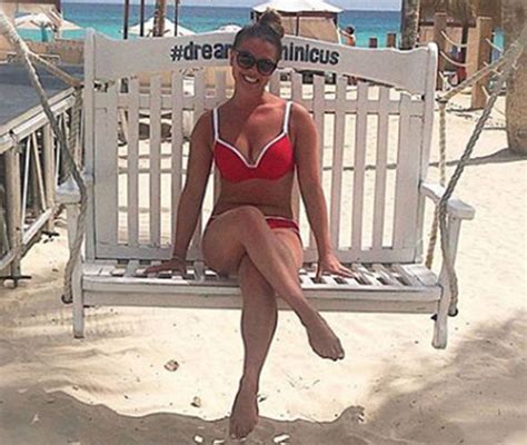 10 Hot Sexy Chloe Hewitt Bikini Pics