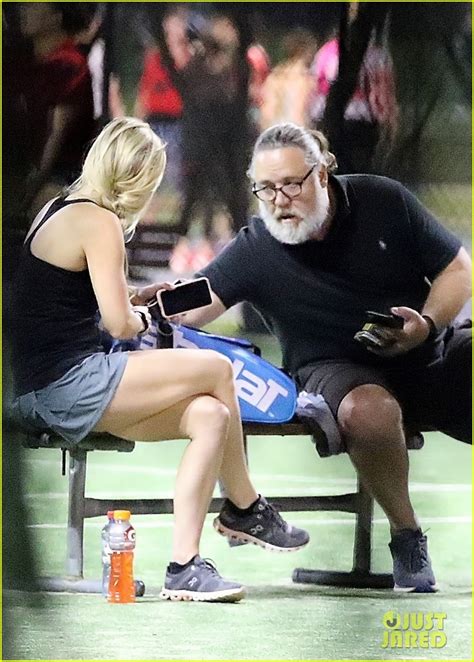 Russell Crowe Reunites & Cozies Up To 'Broken City' Co-star Britney ...