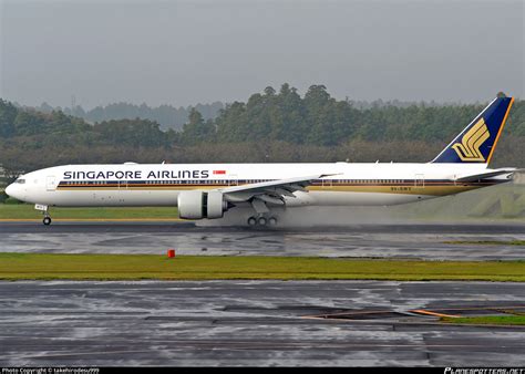 V Swv Singapore Airlines Boeing Er Photo By Ninejets Id