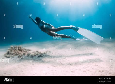 Freediver Glides Hi Res Stock Photography And Images Alamy