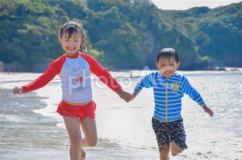 手をつないで走る子供たち No 1555979｜写真素材なら「写真ac」無料（フリー）ダウンロードok