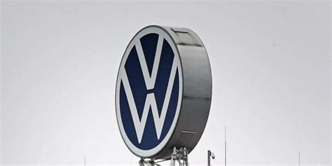 Volkswagen Ag Tortenwurf Und Nacktprotest Auf Vw Generalversammlung