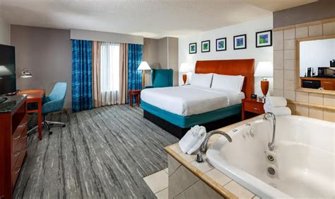 15 Best Chicago Hotels with Jacuzzi in Room: So Romantic!