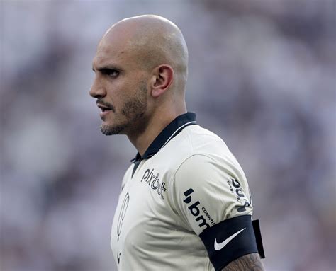 Fábio Santos ídolo do Corinthians revela que final da Copa do Brasil