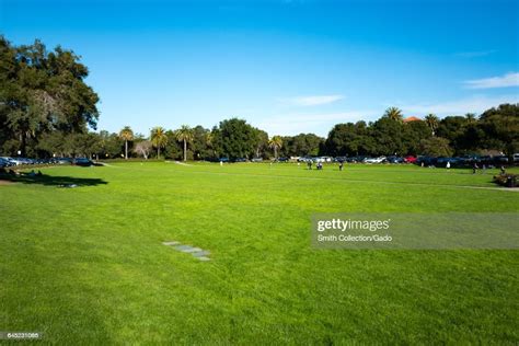 Main oval quad and Oval Park on a sunny day at Stanford University in ...