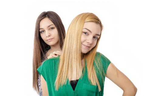 Deux Adolescentes Attirantes De Sourire Blondes Et Brune Photo Stock