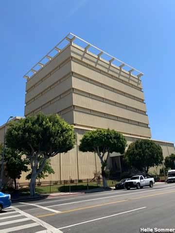 Til California Has Oil Rigs Hidden In Fake Buildings In Plain Sight