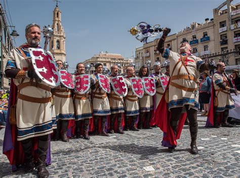 El espectáculo barroco y sensual de los Moros y Cristianos de Alcoy - Chic