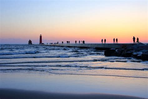 11 Beautiful Small Towns on Lake Michigan For a Coastal Getaway