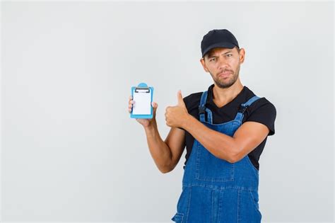 Junger Lader Der Mini Zwischenablage Mit Daumen Oben In Uniform