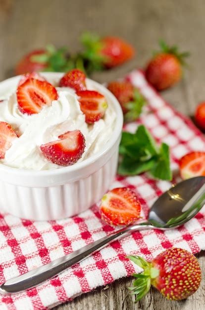 Fresas Con Nata Montada Foto Premium