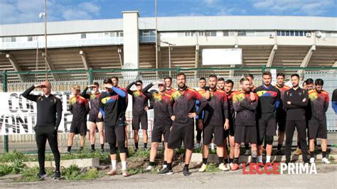 Cori Fumogeni E Striscione Lecce La Carica Degli Ultras Per Le