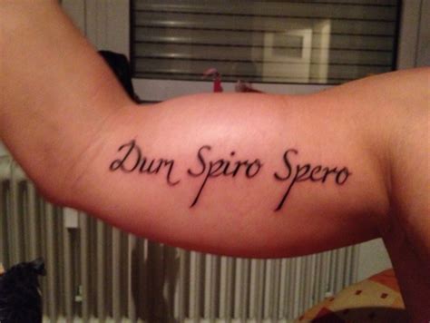 Raphyniert Dum Spiro Spero Tattoos Von Tattoo Bewertung De