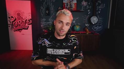 La Camiseta Con Mensaje De Squeezie En El Video De YouTube Estas