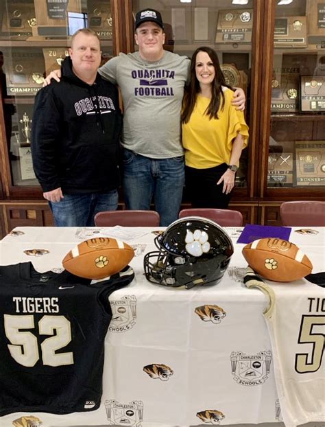 Charlestons Roy Hudson Signs Nli To Play Football At Ouachita Baptist