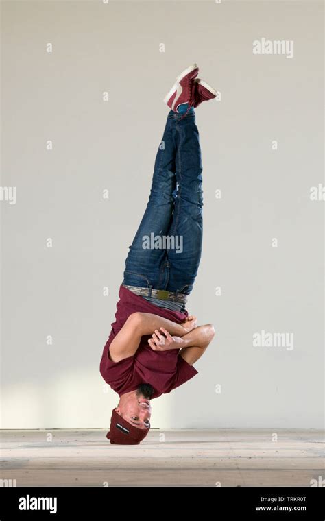 Break dancing instructor doing advanced break dancing moves Stock Photo ...