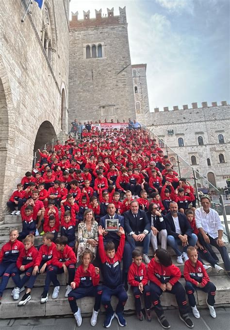 Il Todi Calcio In Comune Si Presentato Alla Citt Iltamtam It Il