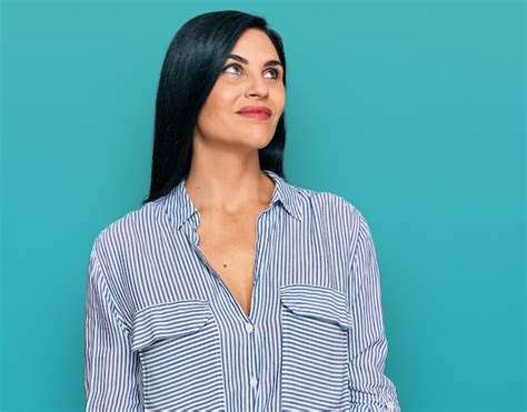 Mujer Cauc Sica Joven Con Ropa Informal Sonriendo Mirando Hacia Un Lado