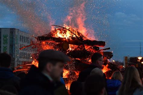 Wiesbadenaktuell Buntes Und Leuchtendes Osterfeuer Fest Am Schlachthof