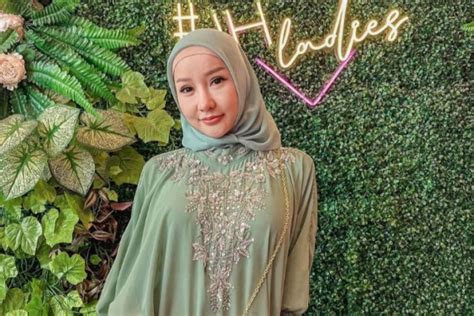 10 Potret Lucinta Luna Pakai Hijab Saat Ramadan