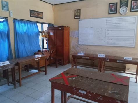 Jelang Pelaksanaan Pemungutan Suara KPPS Membuat Tempat Pemungutan